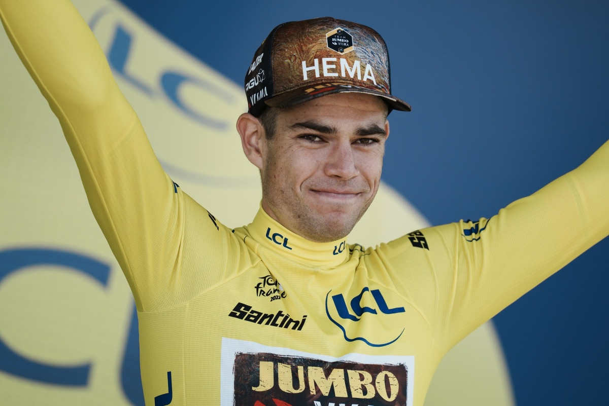 Yvesa Lampaerta vyzliekol po 2. etape zo žltého dresu jeho krajan Wout van Aert.