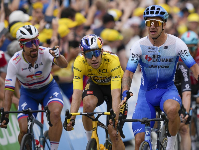 Peter Sagan akoby ukazoval na Wouta van Aerta, ktorý mu znemožnil lepší špurt.
