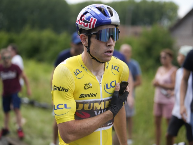 Líder Tour Wout van Aert sa po páde držal za ľavý bok.