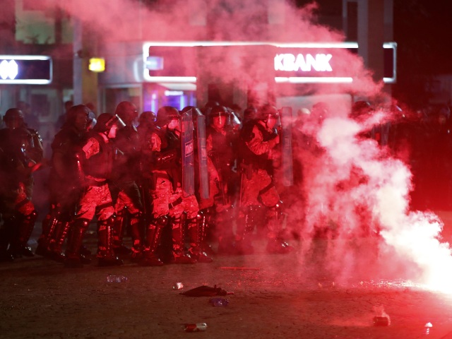 Macedónsko protesty policajti