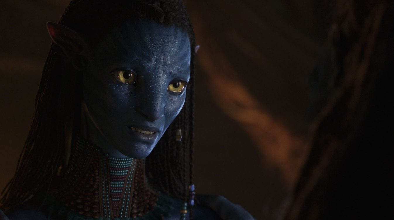 Zoe Saldana ako Neytiri na zábere z filmu Avatar: Cesta vody.