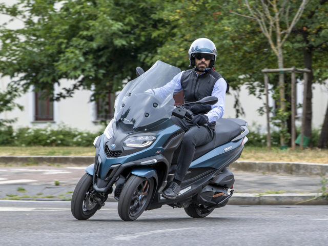 Kompletne prepracovaný skúter Piaggio MP3