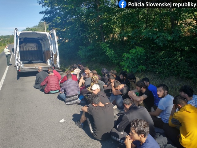 migranti auto dodávka polícia