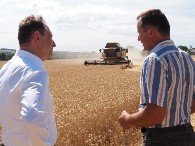 Minister pôdohospodárstva Samuel Vlčan a farmár Pavel Keľo