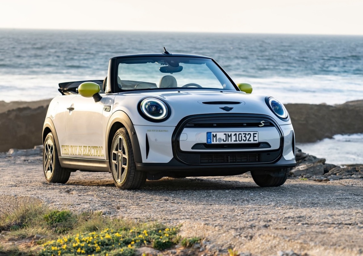 Mini Cooper SE Convertible Concept 1