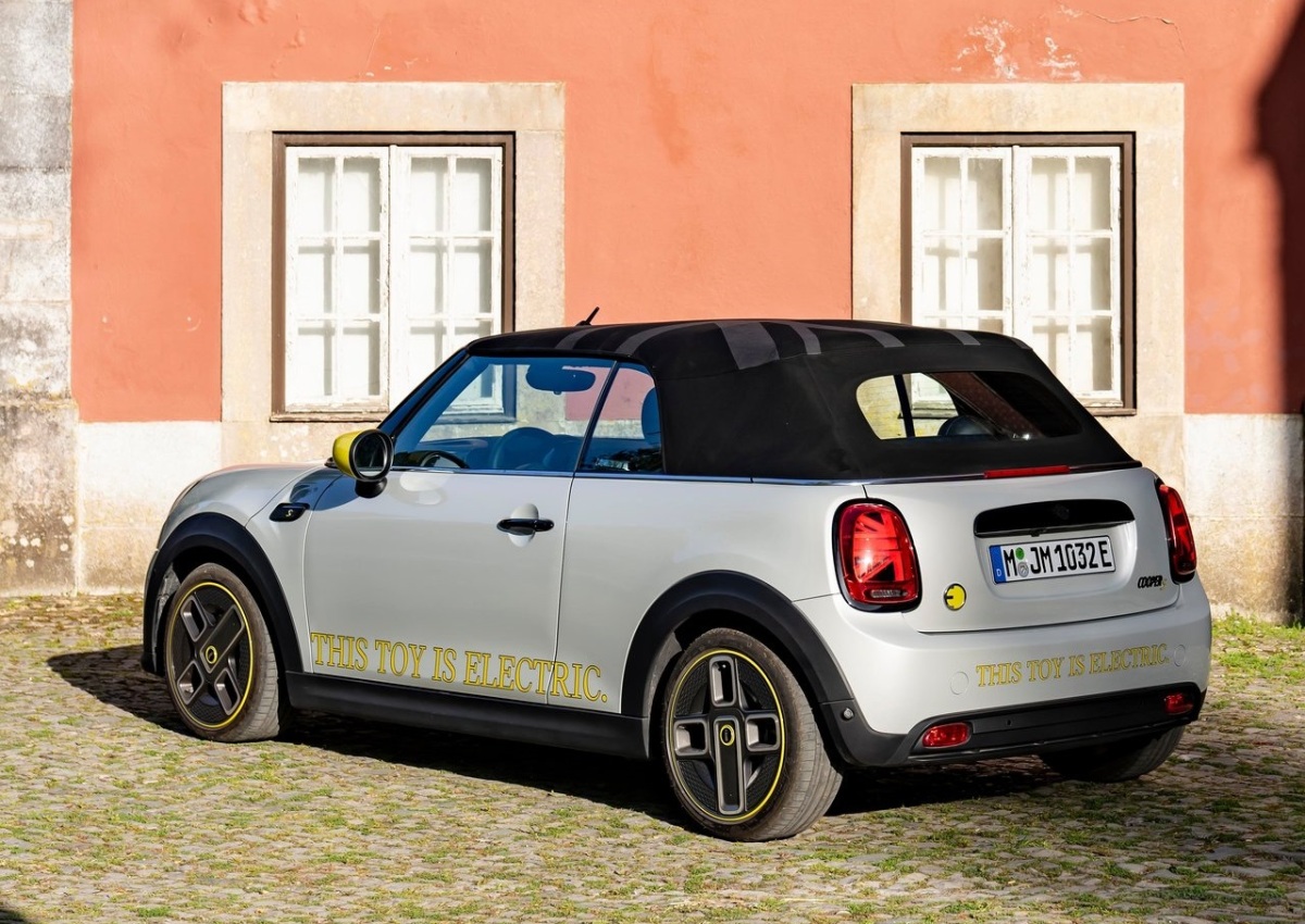 Mini Cooper SE Convertible Concept 4