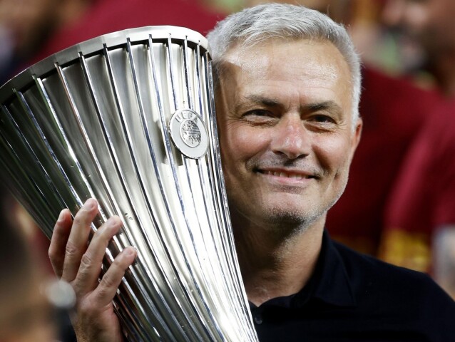 José Mourinho s trofejou za víťazstvo v Európskej konferenčnej lige.