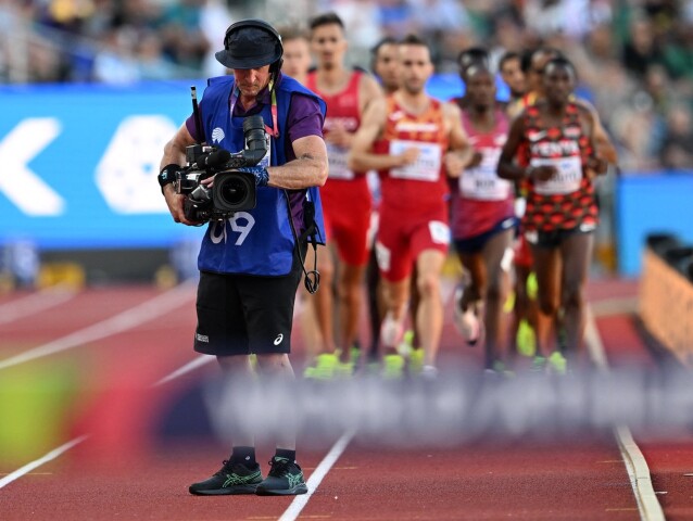 Kameraman na trati počas finále na 3000 m prekážok.