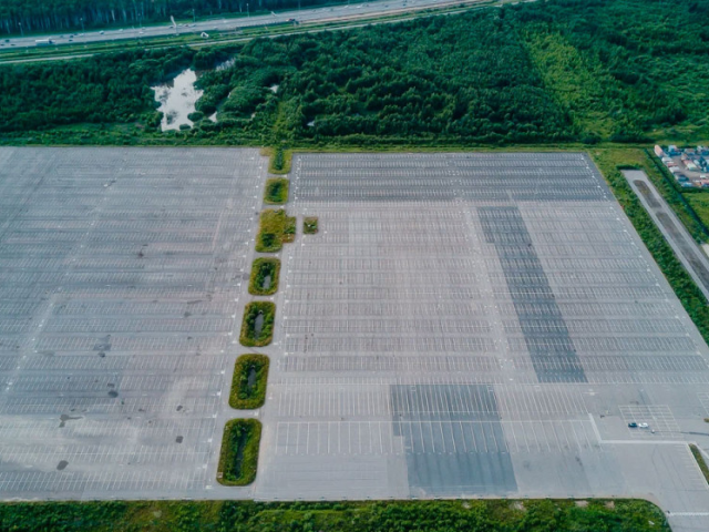 Rusko - prázdne parkoviská západných automobiliek