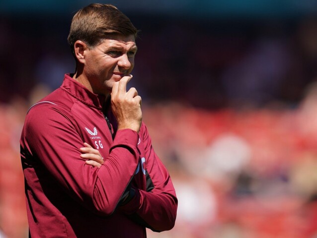 Tréner Aston Villy Steven Gerrard.