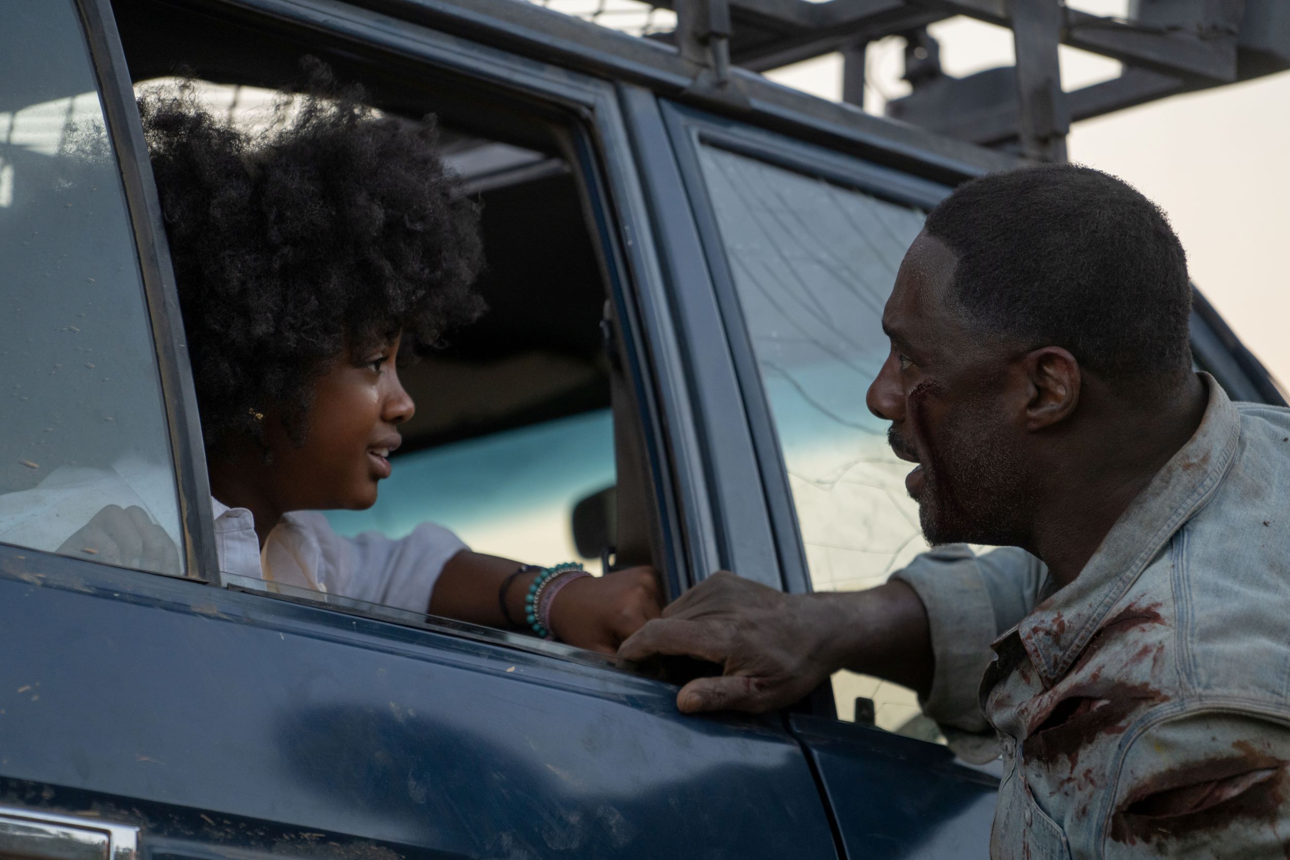 Idris Elba a Leah Jeffries v trileri Beštia.