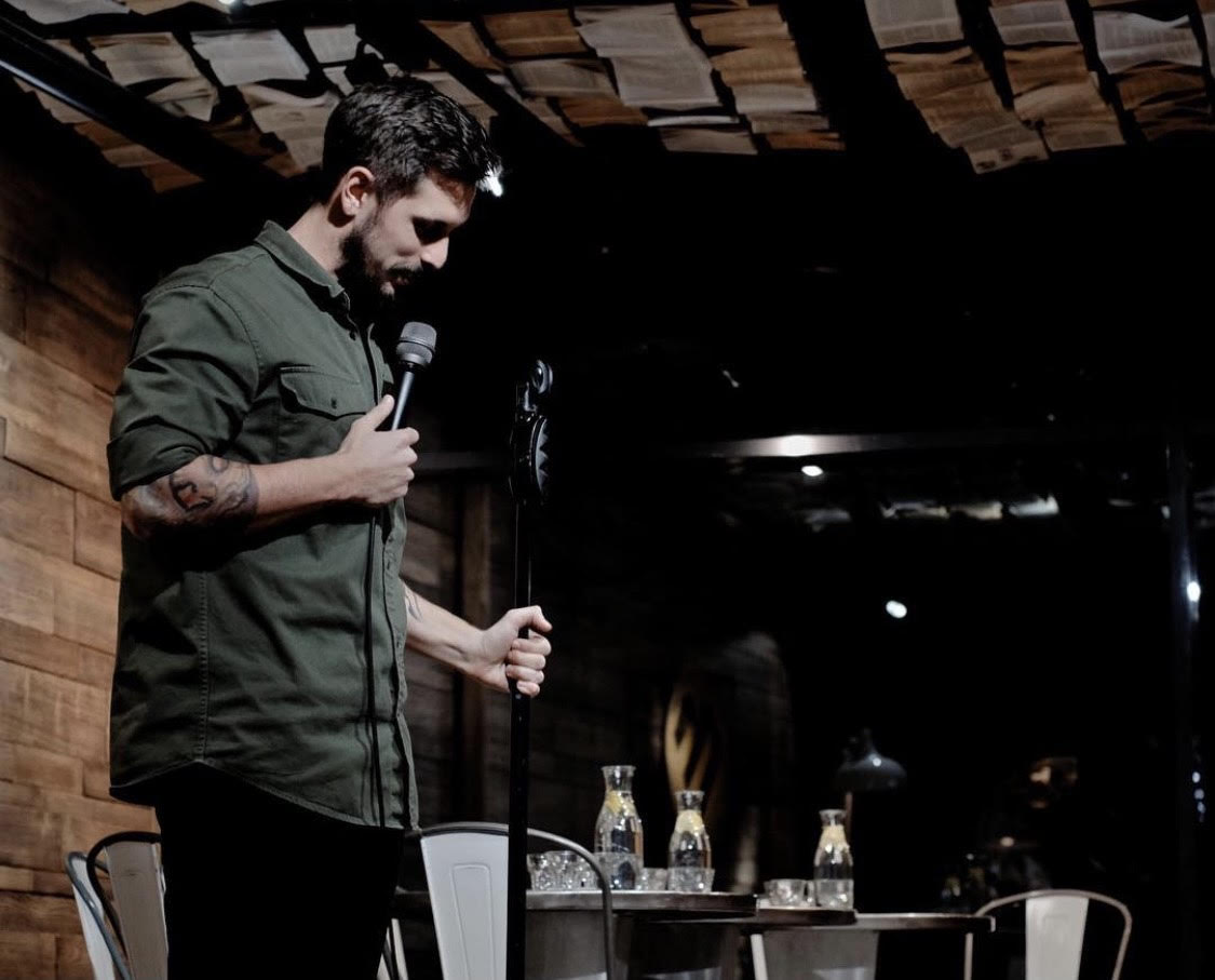 Stand-up komik Jakub Zitron Ťapák vystupuje v kluboch po celom Slovensku.