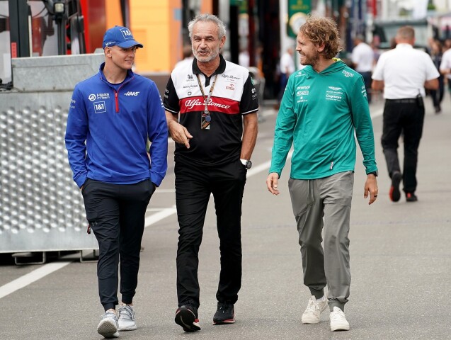 Mick Schumacher (zľava), športový riaditeľ tímu Haas Beat Zehnder a Sebastian Vettel.