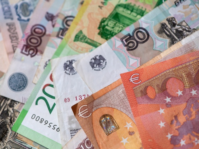 Rubeľ / Euro / Peniaze /