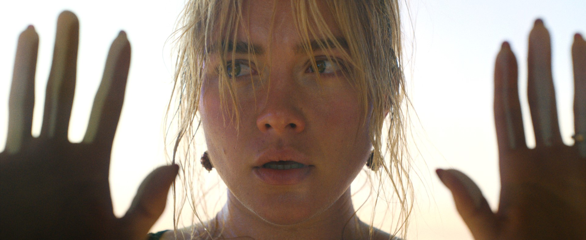 Idylický život Alice (Florence Pugh) sa mení na nočnú moru.
