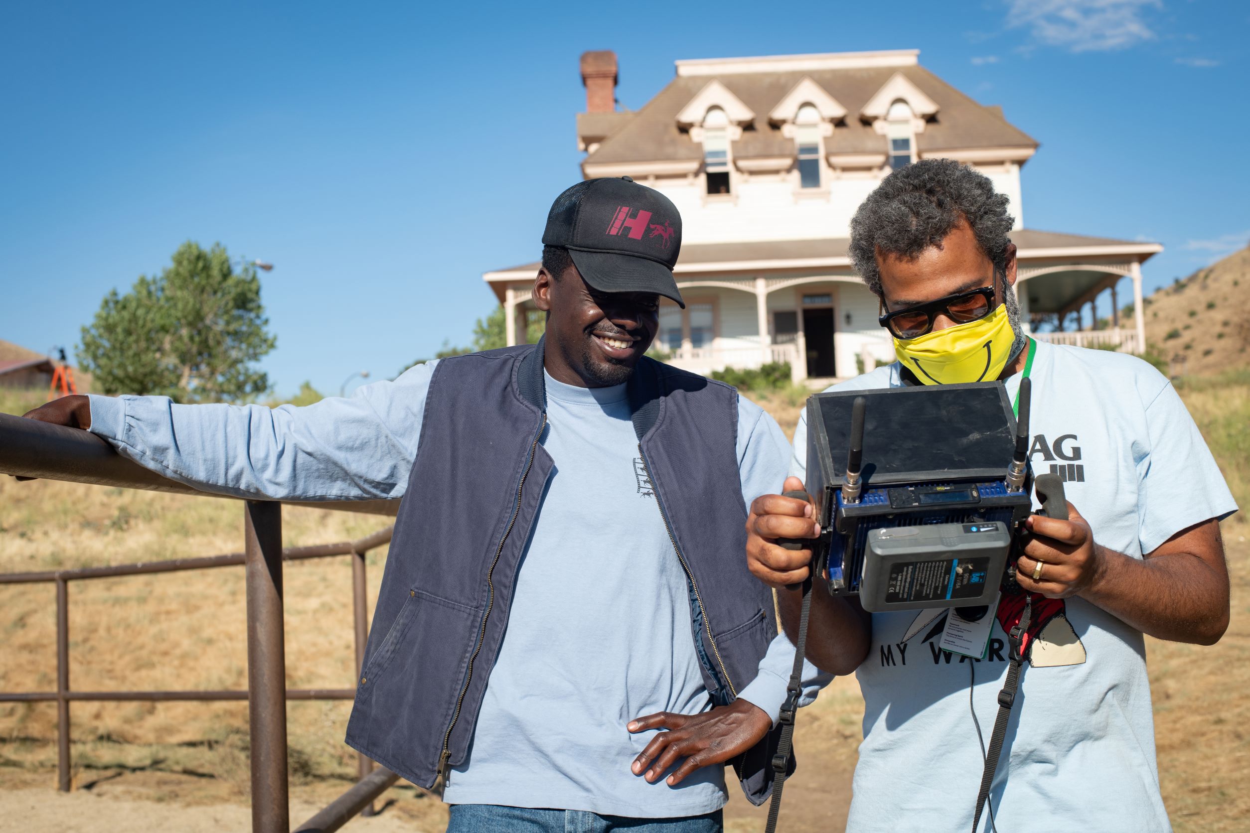 Daniel Kaluuya a režisér Jordan Peele pri natáčaní hororu Nie, nie (Nope).