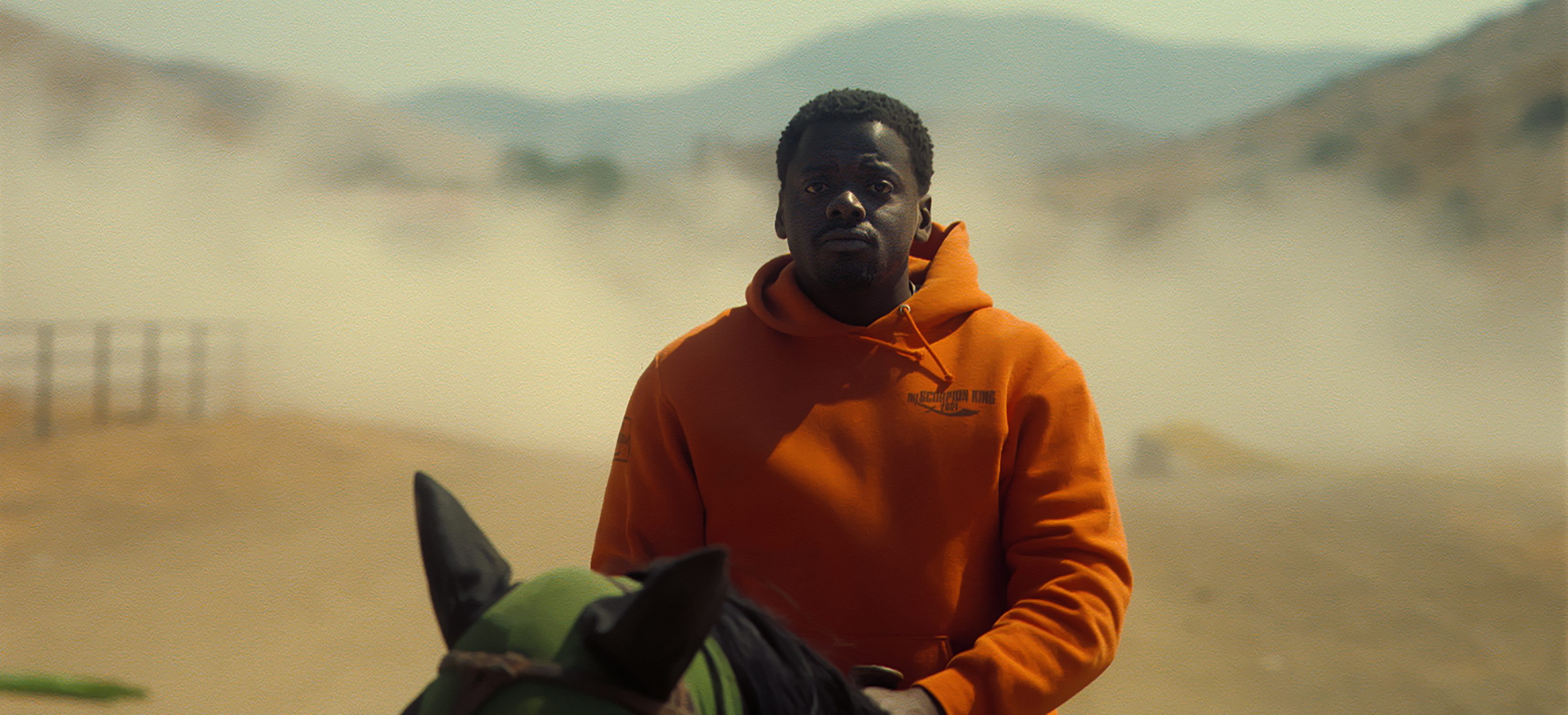 Daniel Kaluuya ako OJ v horori Nie, nie odohrávajúcom sa na konskej farme v kalifornskej púšti.