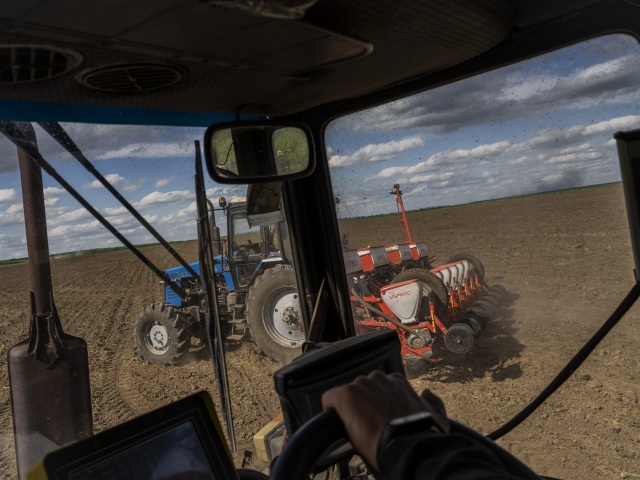 Traktor / Pole / Poľnohospodárstvo /