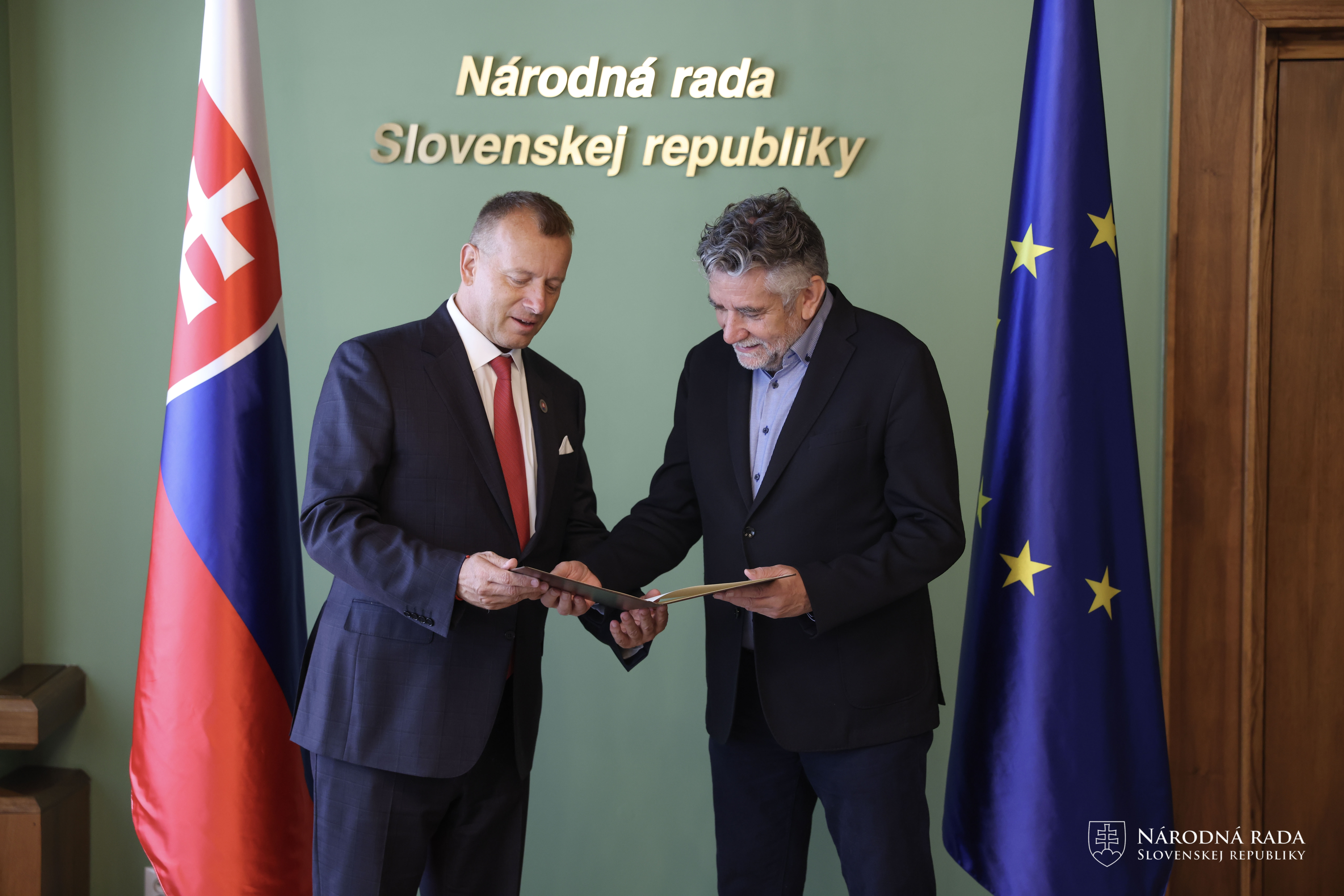 Generálny riaditeľ RTVS Ľuboš Machaj pri preberaní dekrétu od predsedu parlamentu Borisa Kollára.