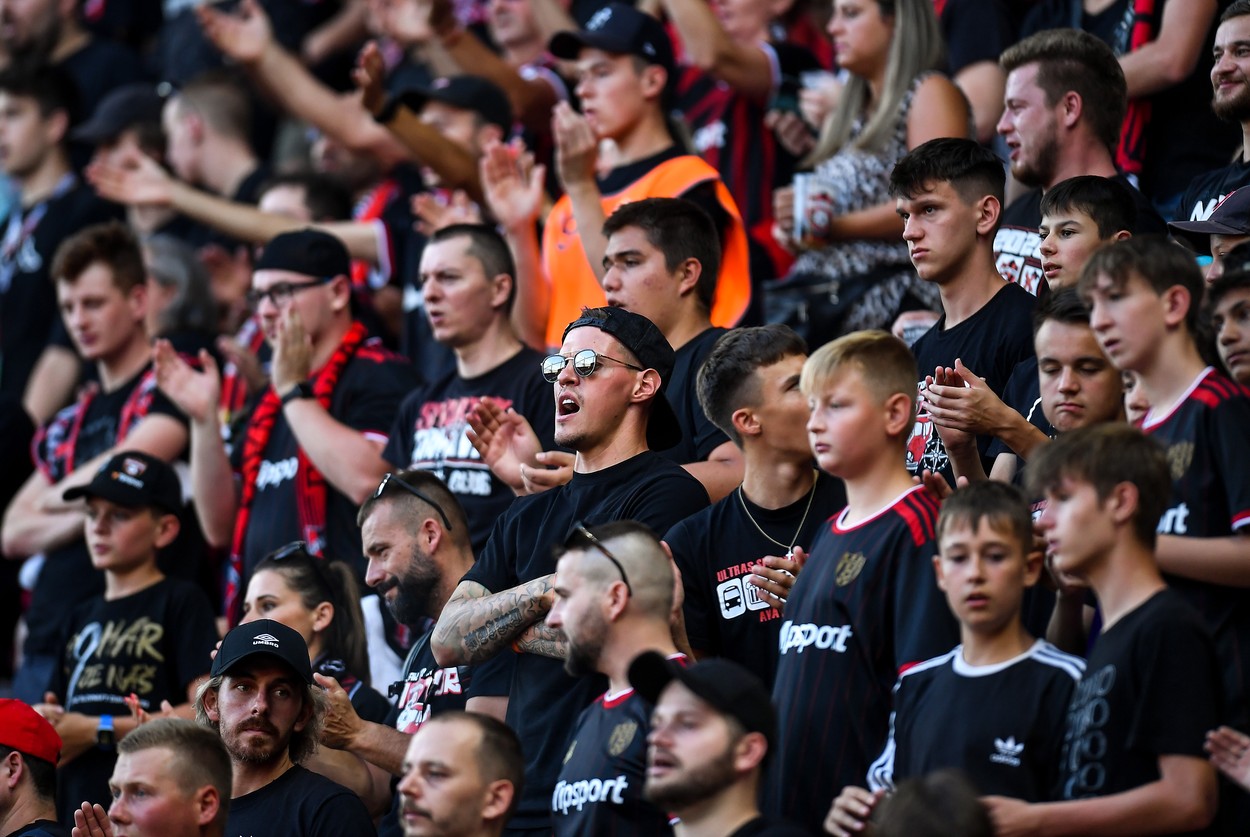 Martin Škrtel medzi fanúšikmi Trnavy počas zápasu s Čenstochovou.