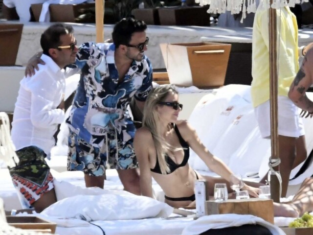 Luis Fonsi (v strede) a jeho manželka Agueda López