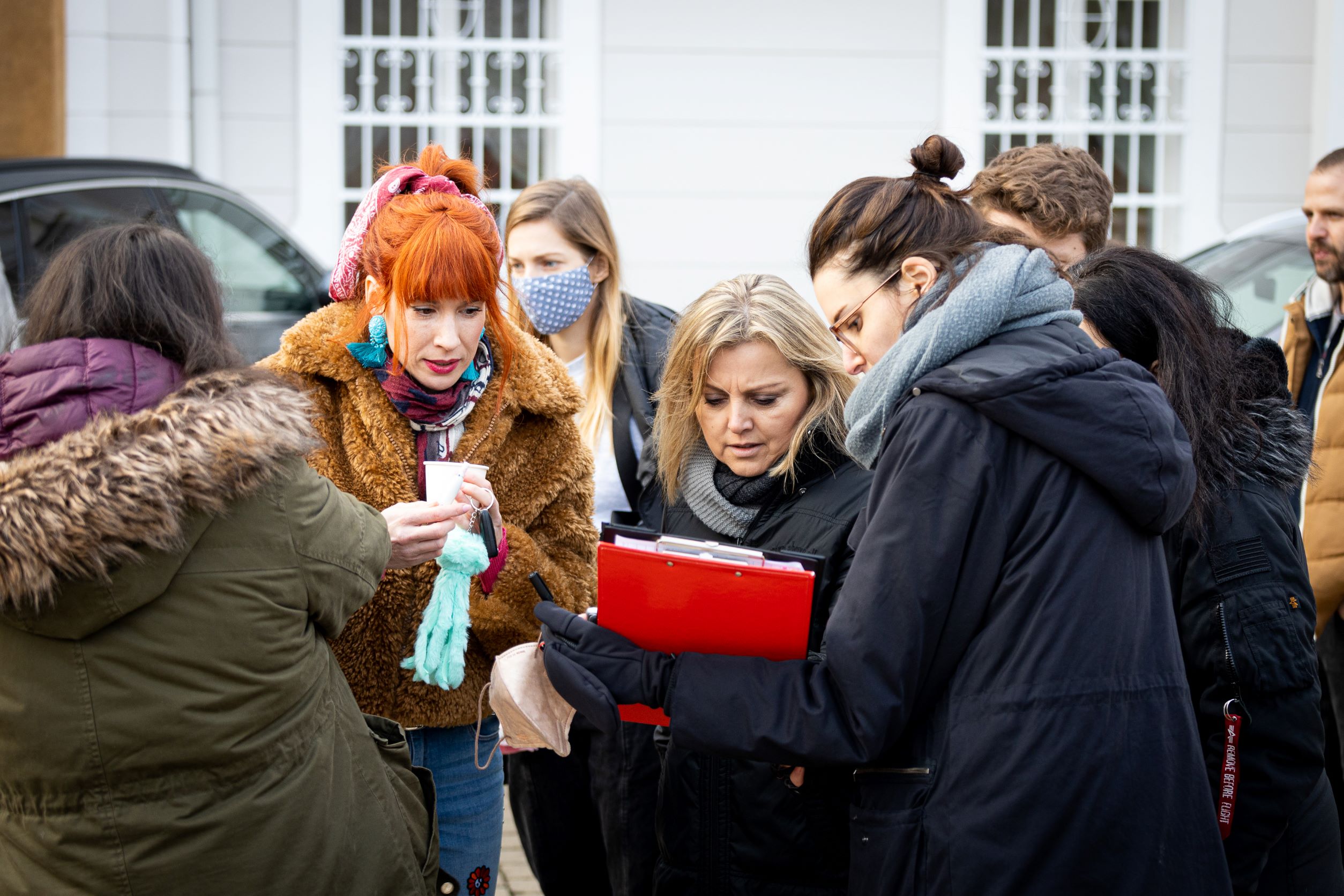 Nakrúcanie seriálu Výnimočná Nikol. Vľavo herečka Táňa Pauhofová a vpravo kreatívna producentka a scenáristka Evita Twardzik.