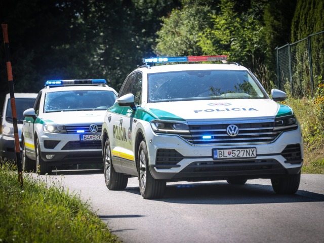 Polícia / Policajné auto /
