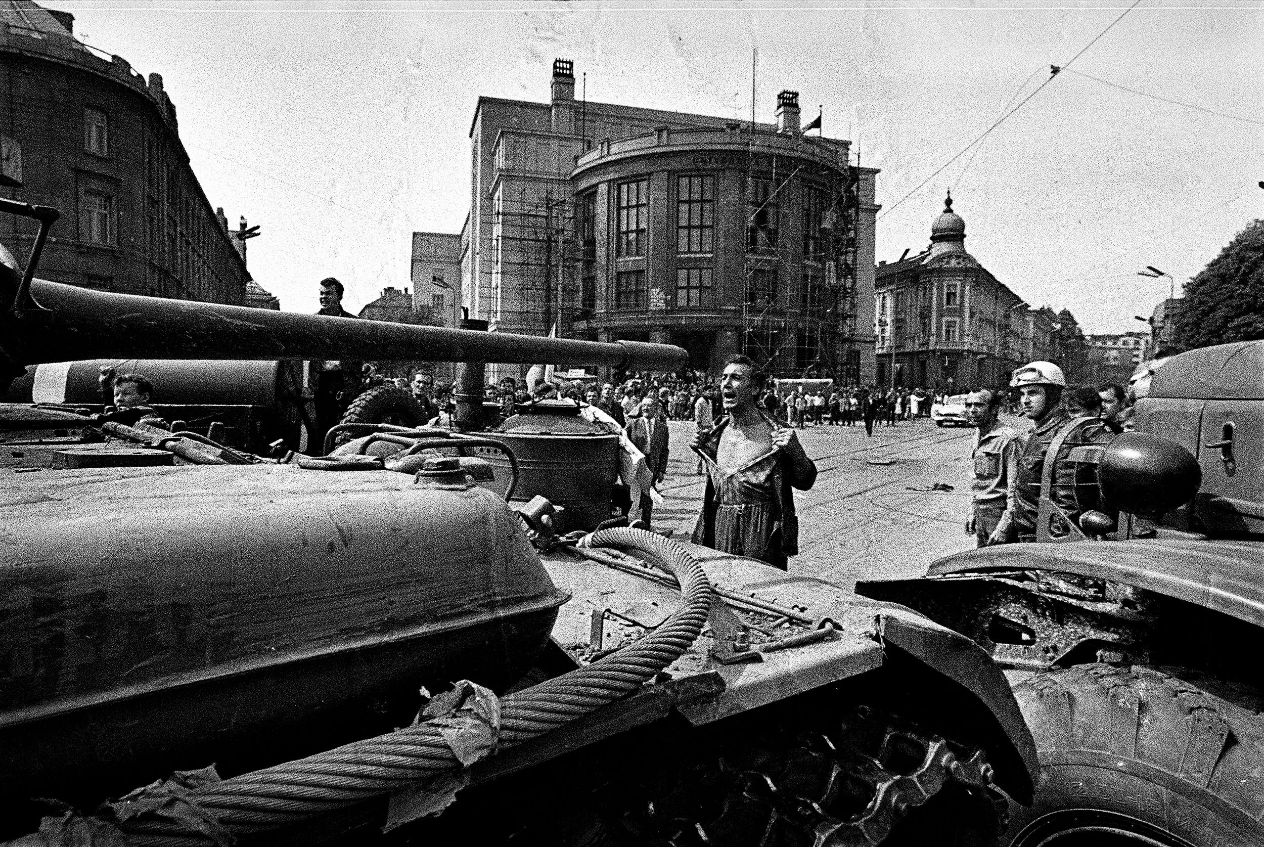 Muž s odhalenou hruďou pred okupačným tankom. Legendárna fotografia Ladislava Bielika z prvých chvíľ po okupácii Československa v auguste 1968.