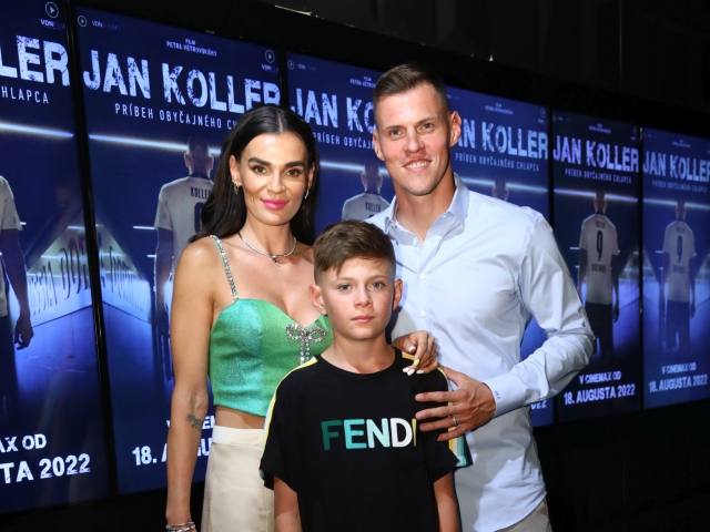 Futbalista Martin Škrtel s manželkou Barborou a synom na filmovej premiére snímky o futbalistovi Janovi Kollerovi. Vlastného filmu sa dočká aj Škrtel, do kín príde v roku 2023.