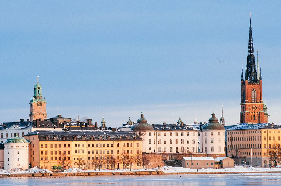Výhľad na Gamla Stan a Riddarmholmský kostol, ktorý je jednou z najvyšších budov mesta.