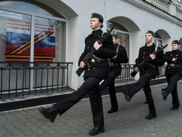 Sevastopol skolaci v uniformach 