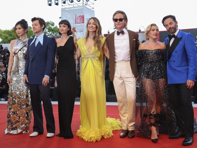 Gemma Chan, Harry Styles, Sydney Chandler, režisérka Olivia Wilde a herci Chris Pine, Florence Pugh a Nick Kroll