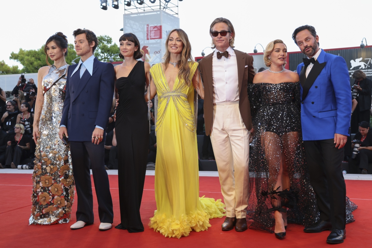 Gemma Chan, Harry Styles, Sydney Chandler, režisérka Olivia Wilde a herci Chris Pine, Florence Pugh a Nick Kroll