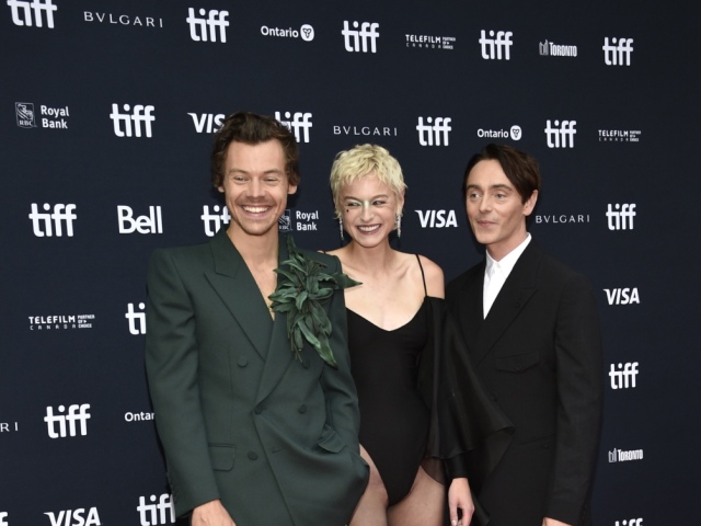 Harry Styles,  herečka Emma Corrin a herec David Dawson