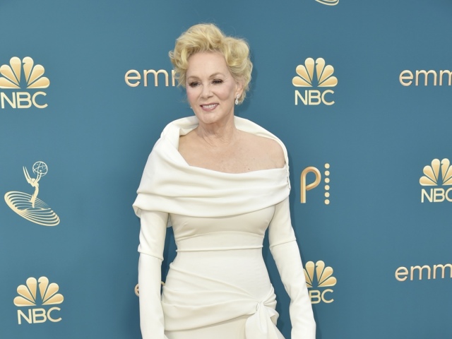 Herečka Jean Smart prišla v kreácii Christian Siriano. 