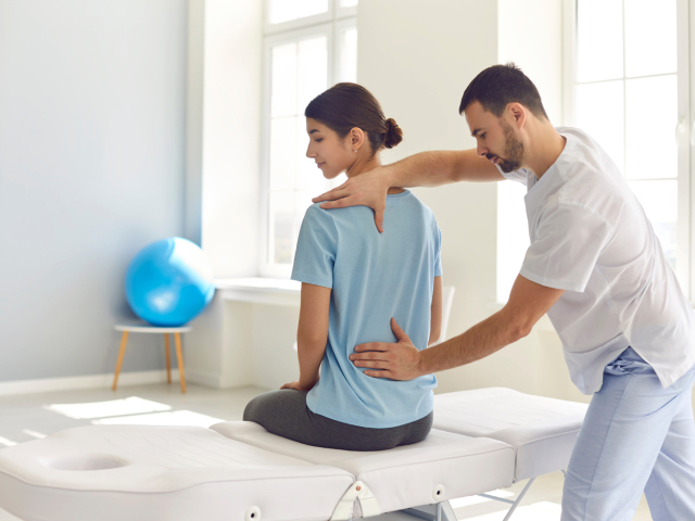 osteopat, rehabilitácia, chrbtica, chrbát, bolesť, fitlopta, fyziater, fyziatria