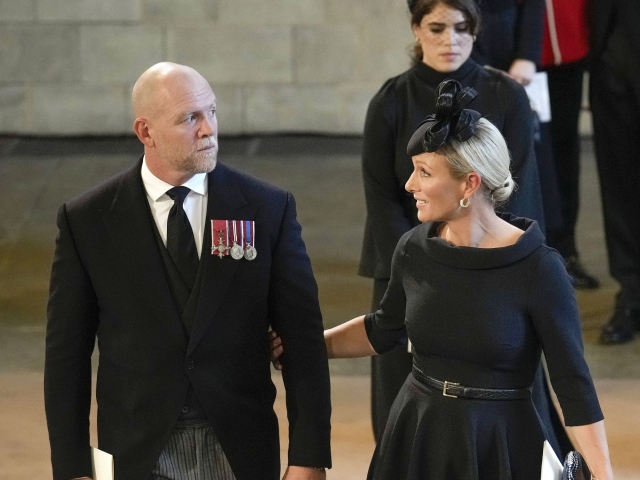 Zara Tindall a jej manžel Mike Tindall prišli vzdať úctu kráľovnej Alžbete II. 