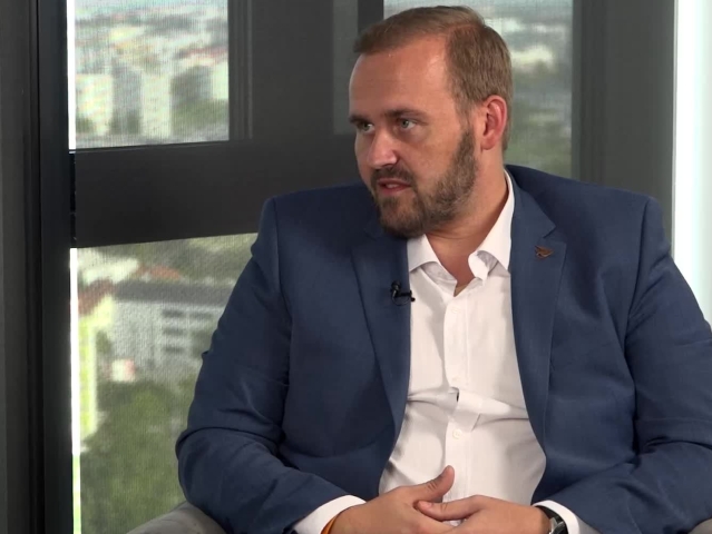 Zoltán Čikes, Ide o peniaze