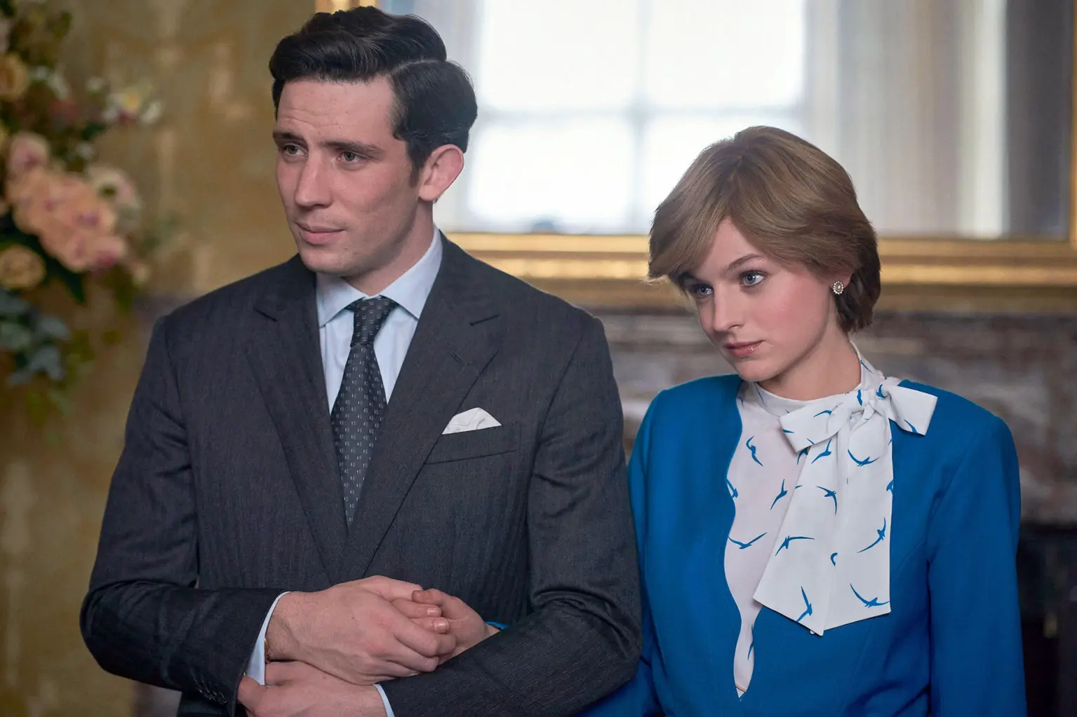 V štvrtej sérii seriálu Koruna stvárnil princa Charlesa herec Josh O’Connor a princeznú Diana si zahrala Emma Corrin.