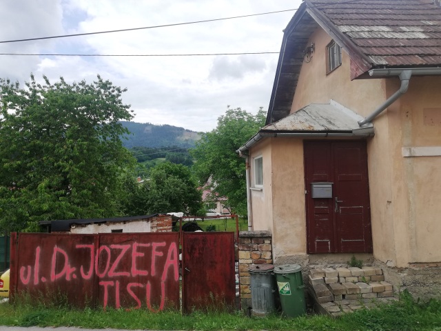 Varín, Ulica Dr. Jozefa Tisu, brána