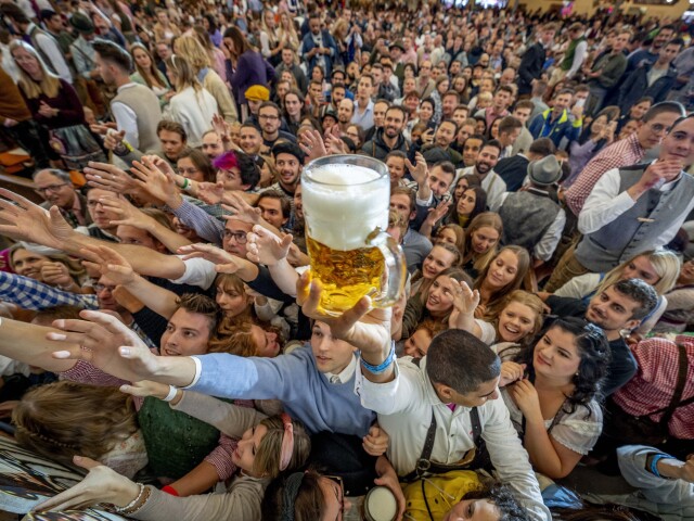 Nemecko, Mníchov, Oktoberfest, otvorenie, pivo
