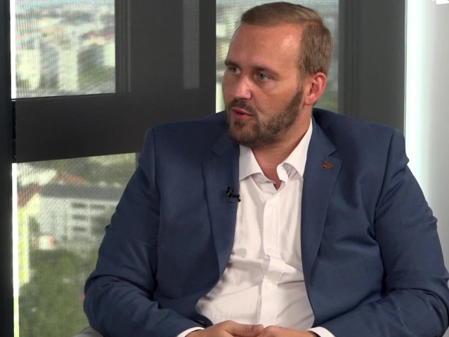 Zoltán Čikes, Ide o peniaze