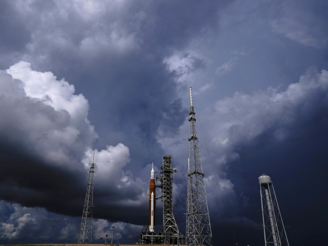 NASA vesmír Artemis raketa