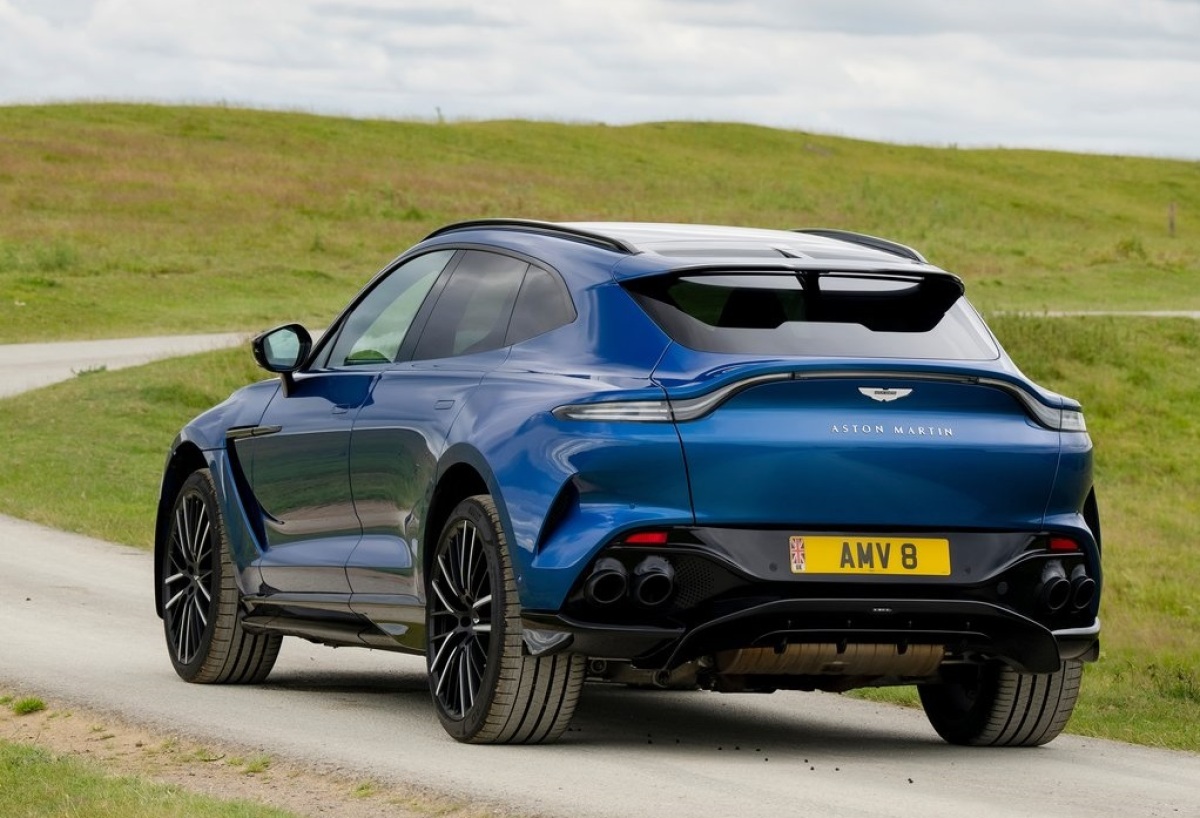 Aston Martin DBX707 10