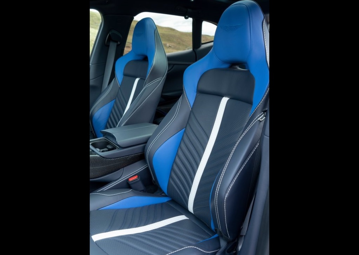 Aston Martin DBX707 5
