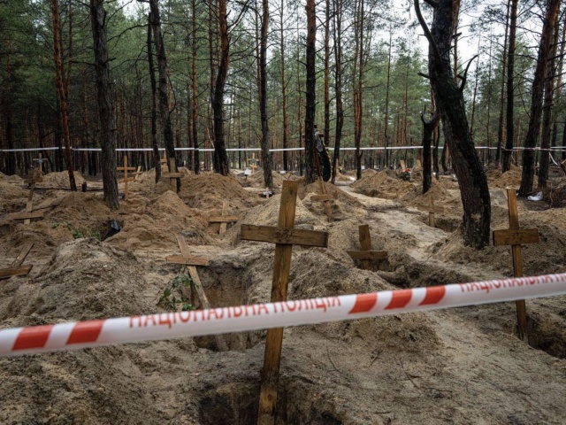 Izium, vojnove zlociny, ukrajina, masove hroby