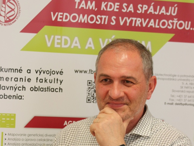 Dekan v zamysleni