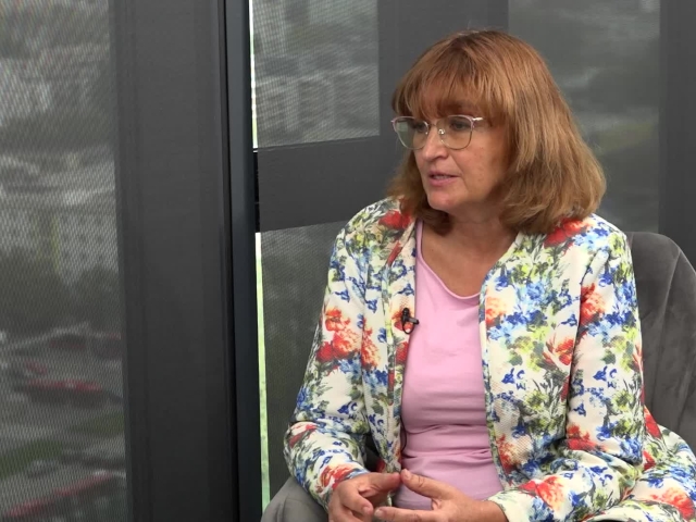 Andrea Šipošová, VÚB, Ide o paniaze