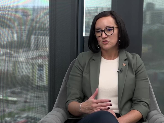 Eva Šablová, Ide o peniaze