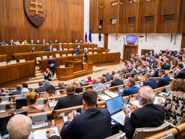 Poslanci na schôdzi parlamentu